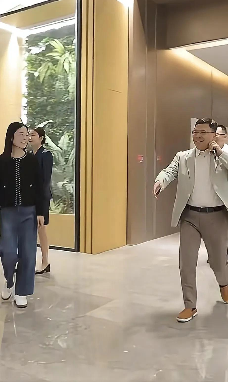 周总，该减肥了！海尔周云杰近照曝光，西装革履系了皮带之后小肚子明显，看来他是发胖