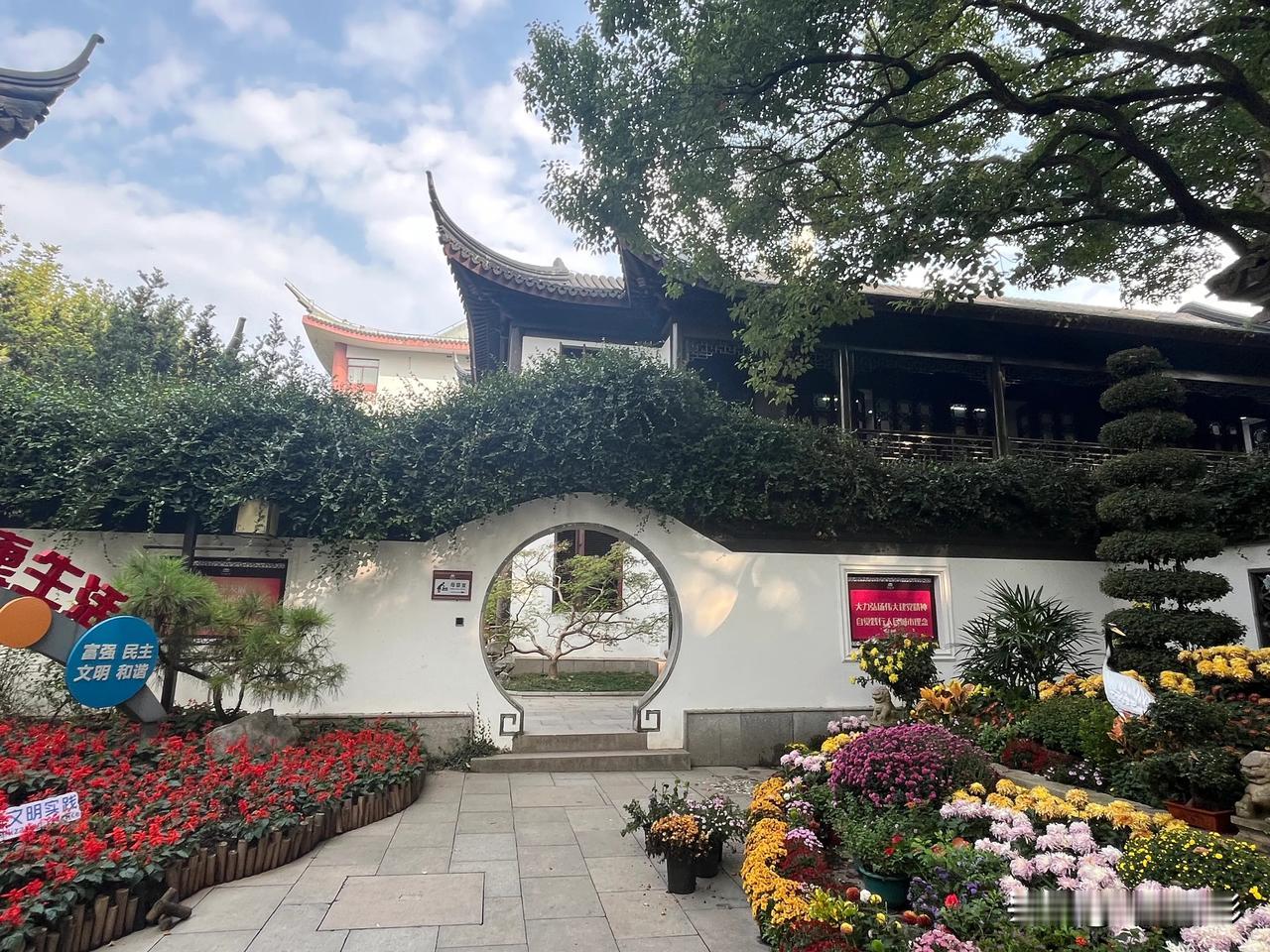 虽然是收费的公园，但是也值得一游，除了菊花展，还有海派建筑，古风文化，这才是最值
