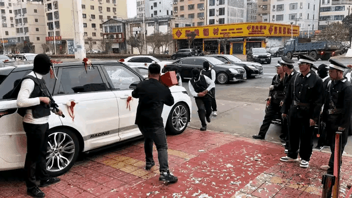 武装主题婚礼太酷了！新娘子直呼：安全感爆棚，这排面谁顶得住？