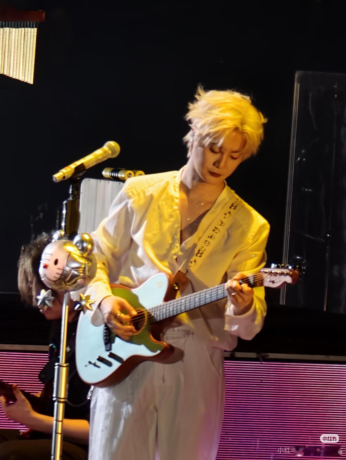 陆虎  陆虎白毛造型太绝了！陆虎人到40染白毛 无惧年龄，40岁大胆尝试白发，氛