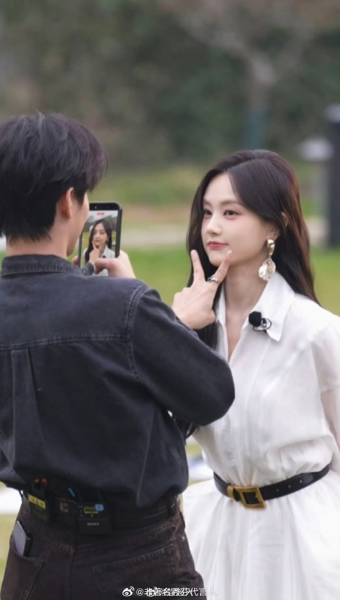 李一桐顶光美成这样就这么硬美 