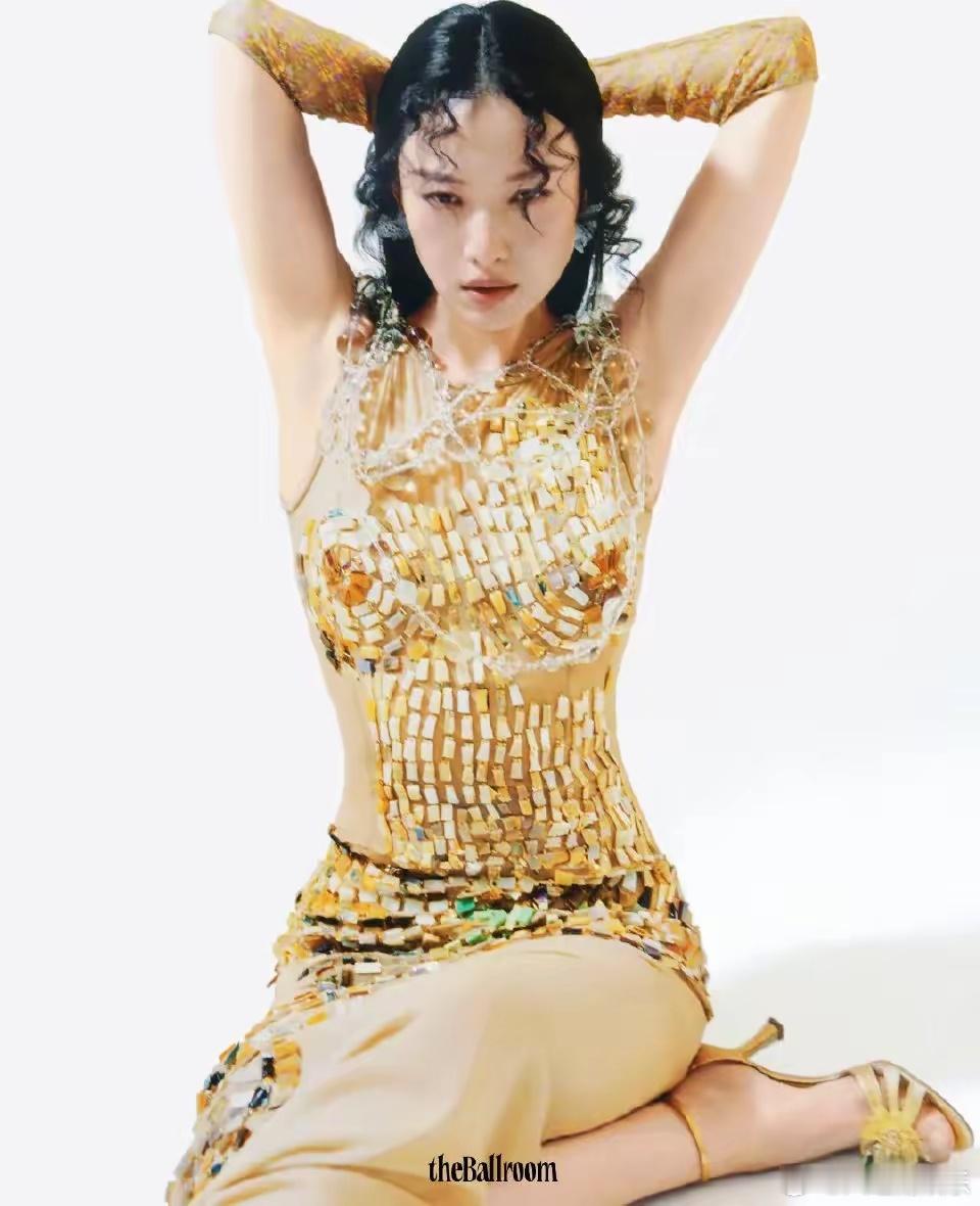 倪妮金花亮片裙造型 倪妮又一次用时尚表现力证明了自己的独特魅力。这一次，她身着一