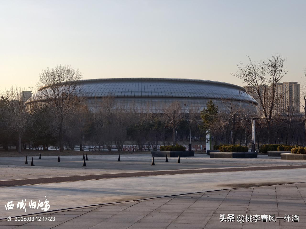 图说东营:东营运动场馆高端大气，图为东营全民健身公园中的场馆。