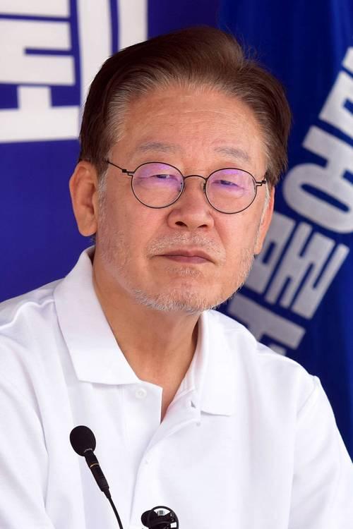 李在明这手牌打得是真精明，不得不服！

眼瞅着明天就要去奈良跟高市早苗碰头了，甚