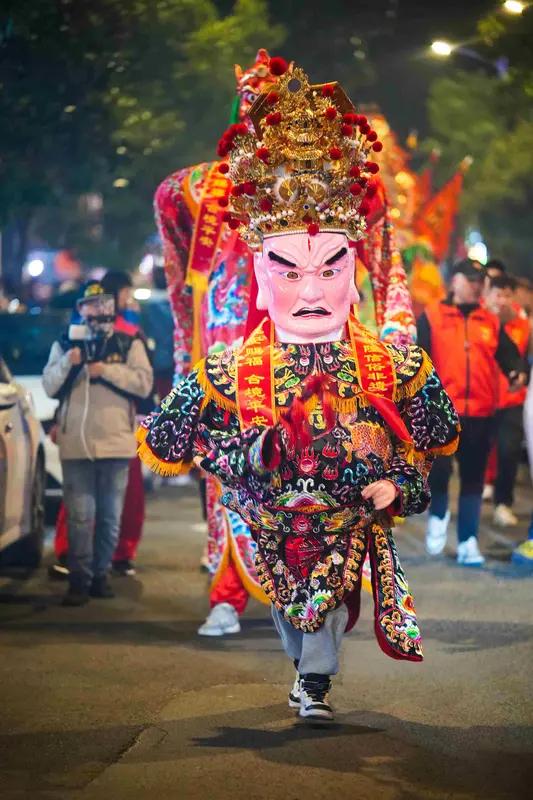 福建游神炸街那场面，简直绝了，燃爆了！之前我去福建赶上一场游神活动，那氛围至今难