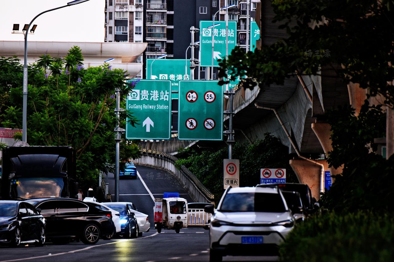 这样的桥，你以为大城市才有？贵港，早就藏不住了。