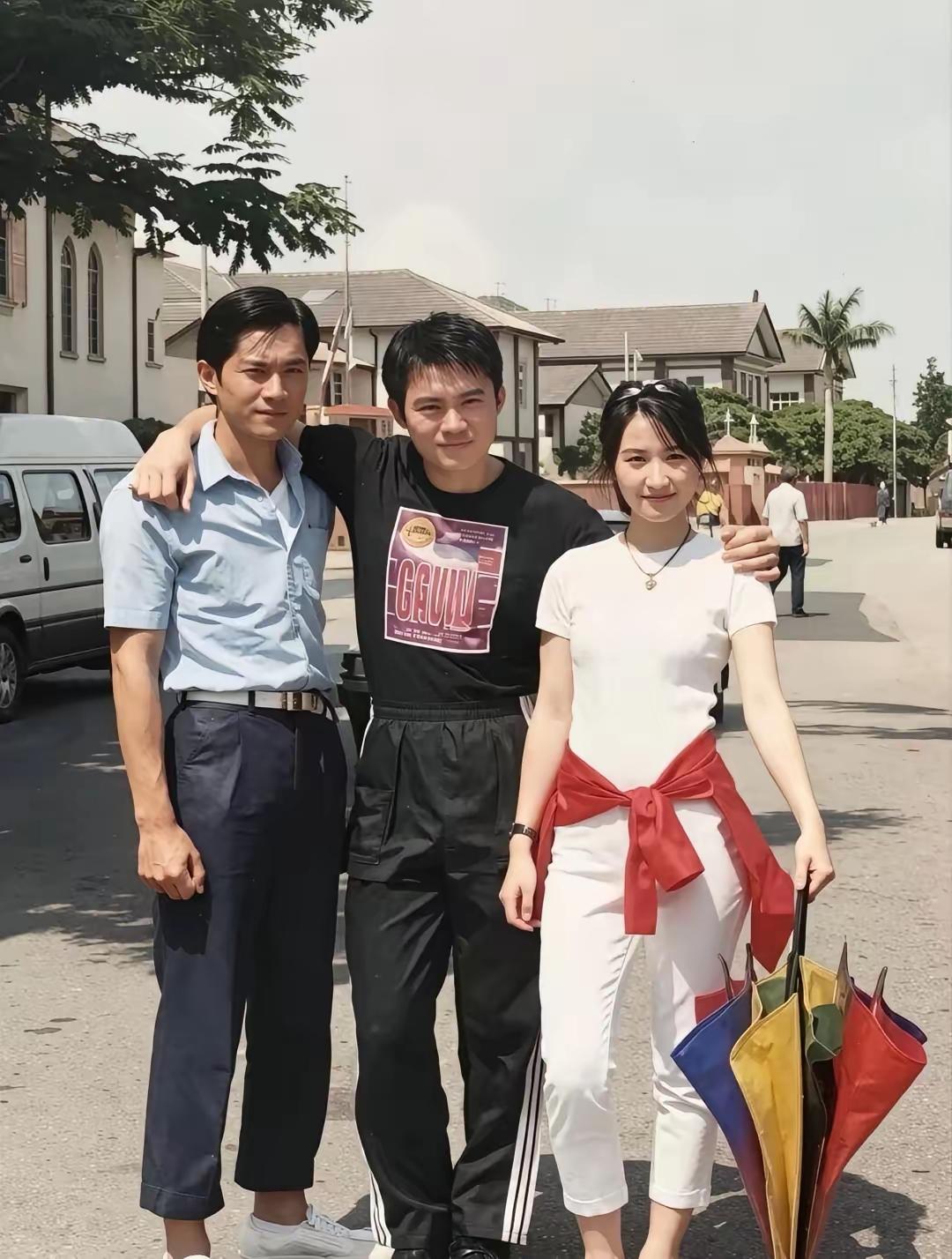 左一杨过，最中间这位虚竹，右一是苗翠花
你们认识吗？
其中一位这么多年，依旧还是