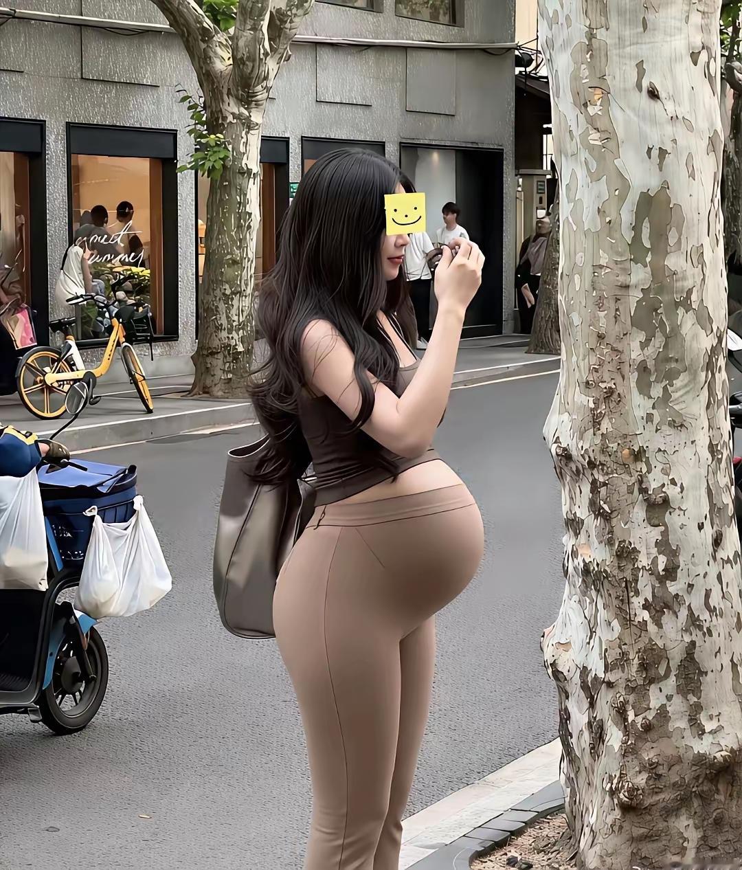 如果不从前面或者侧面看，就单单从背影来看，谁能发现她竟然是个孕妇？
不得不说这是