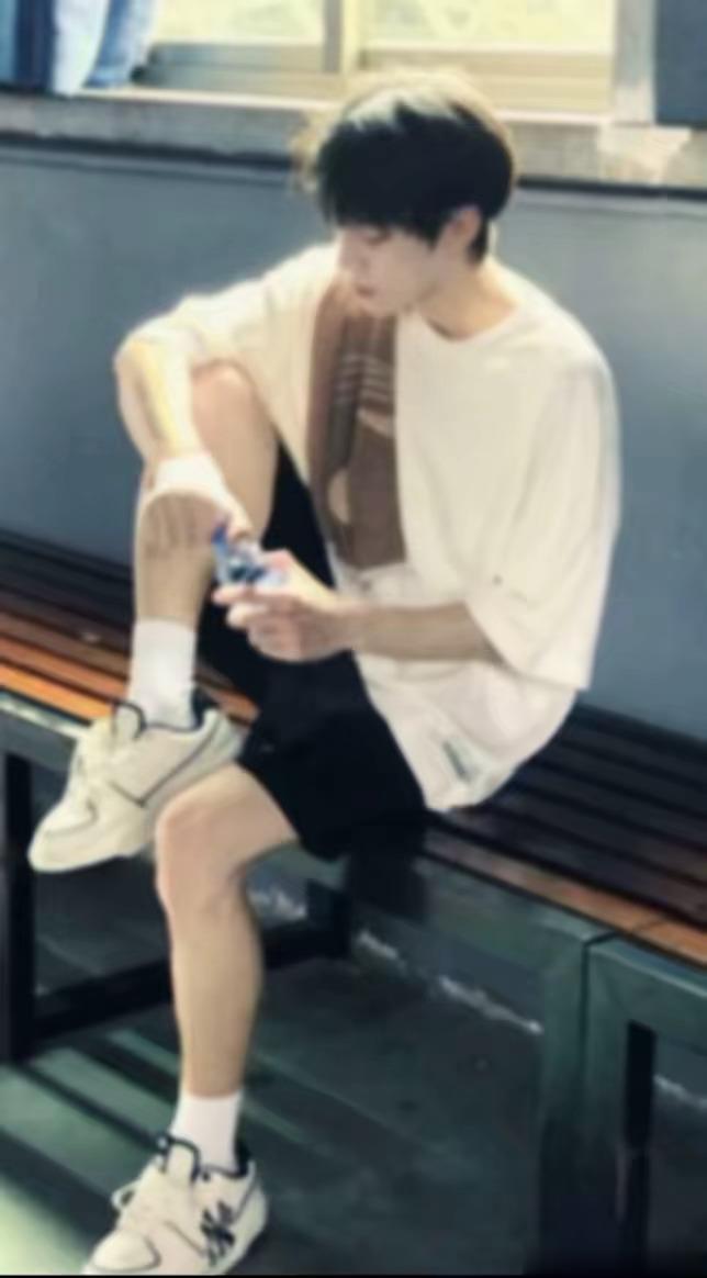 来玩友谊接力棒 接带上你相册第六张照片点二十个对你来说很重要的朋友若没点到你 抱