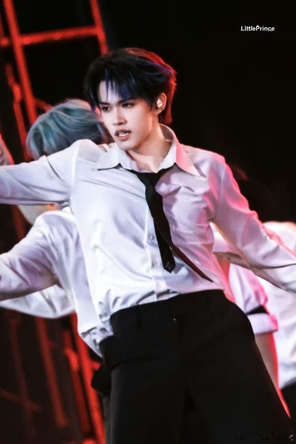 张极蓝发挑染 张极这蓝发挑染太会了！清爽又亮眼，妥妥的漫画里走出来的少年 