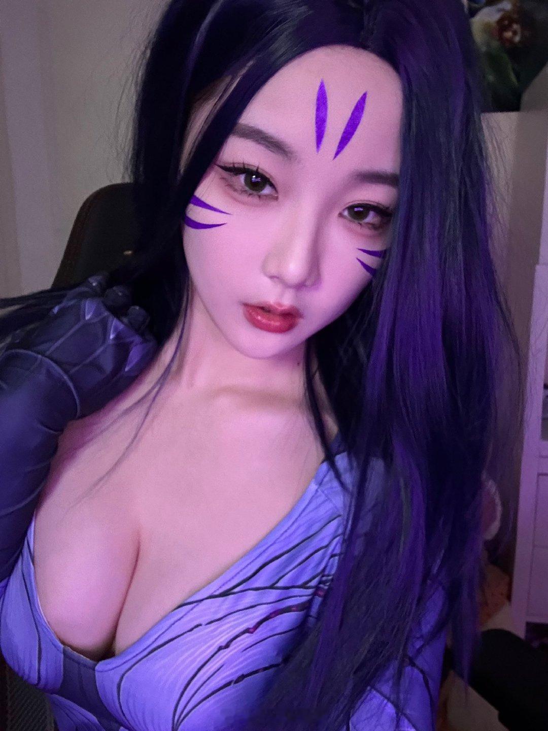 Kitty更推晒卡莎cos照 好身材就要亮出来！虚空索敌给我索到哪了！！！   