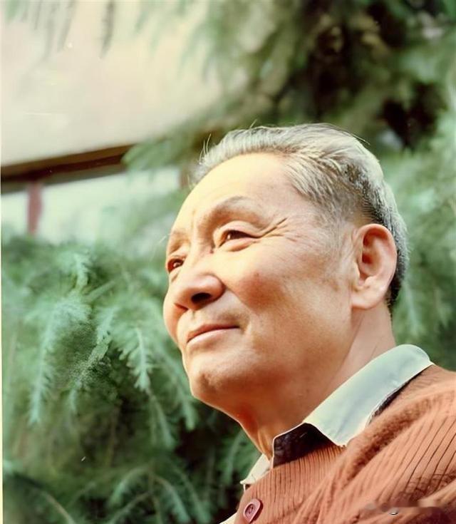 1955年何政军父亲何绍宽授衔时的罕见留影：这位老红军值得铭记。
 
何绍宽生于
