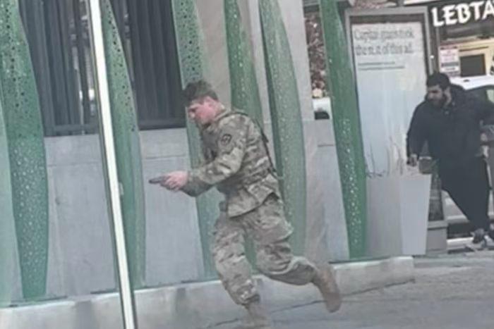 阿富汗人拿着把小手枪，就在美国首都华盛顿，追着美国国民警卫队开火射击！特朗普气疯