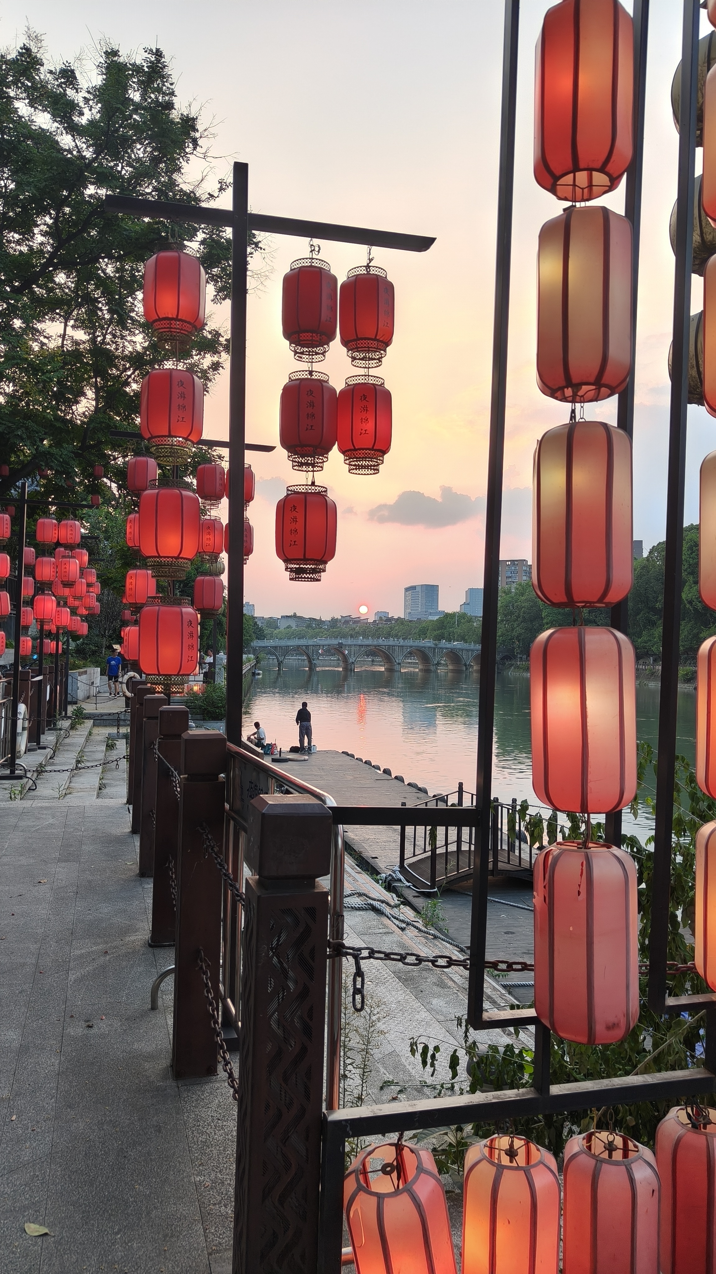 港哥刚刚给我分享，今天谈的单子客户可能会毁约，港哥心情就有点郁闷。因为上周也遇到