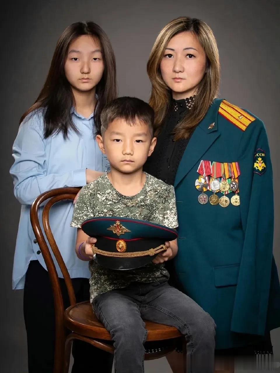 伊琳娜是一名俄罗斯军官的妻子，
她的丈夫于2023年2月12日阵亡。