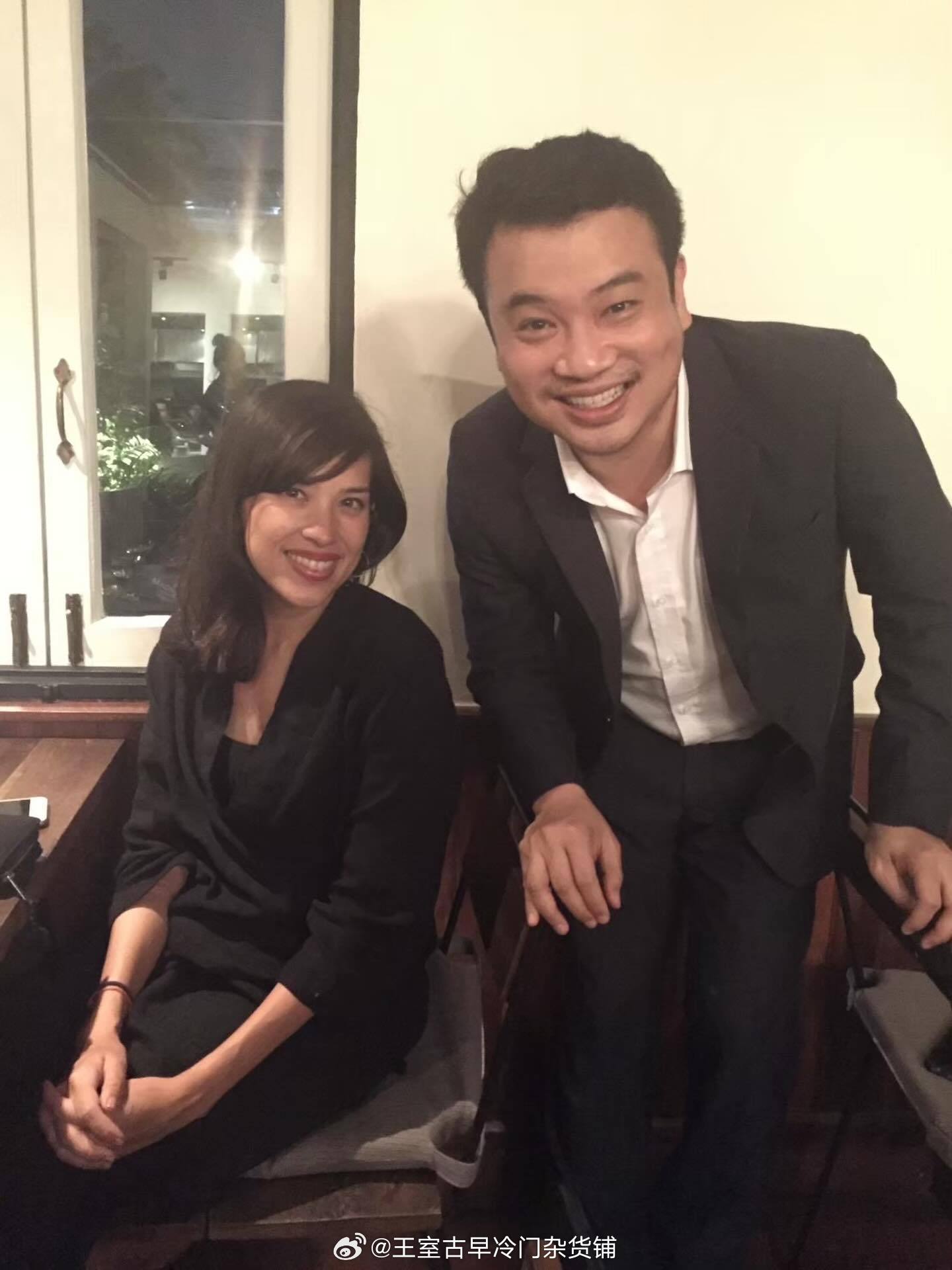 王室王室泰国王室诗丽吉亚 诗丽吉亚生日，粉丝发的私照。这哥们儿好像是财政部的公务