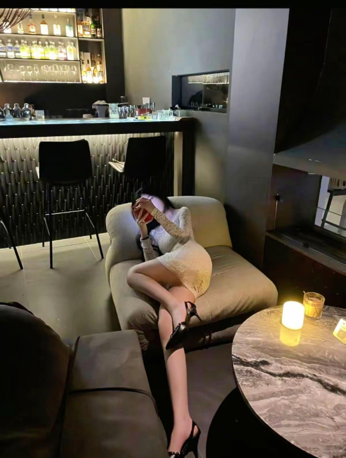 在昏黄的灯光下，一杯咖啡的香气弥漫，仿佛时间也放慢了脚步。柔软的沙发与温暖的色调