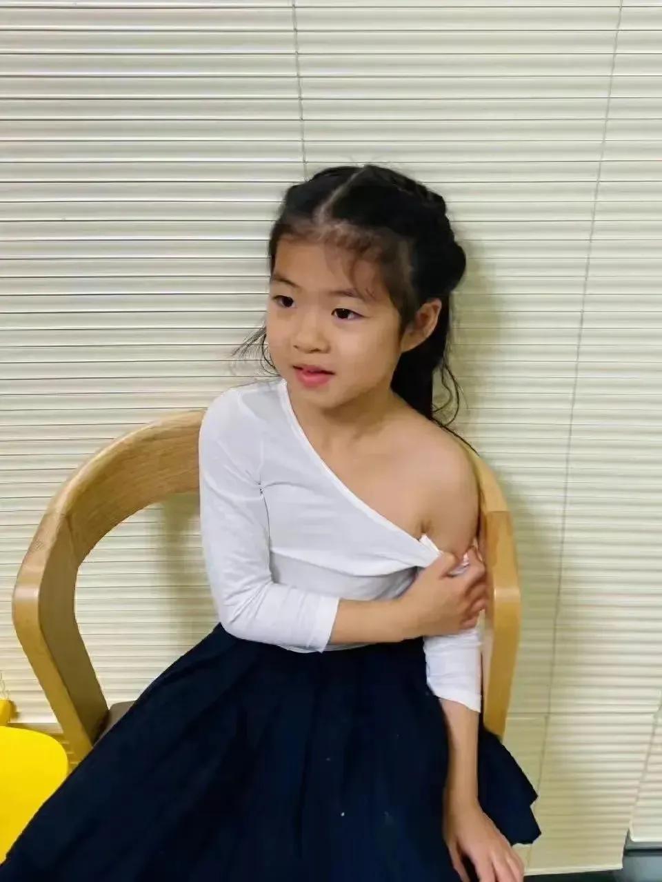 章子怡五岁女儿打针照，小姑娘肉嘟嘟的好可爱呀，穿白色T恤配小黑裙清爽又大方。
半