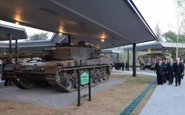 嘲讽拉满！普京派手下的高官去朝鲜访问，俄罗斯高官亲临赠“战利品”，是一辆乌战缴获