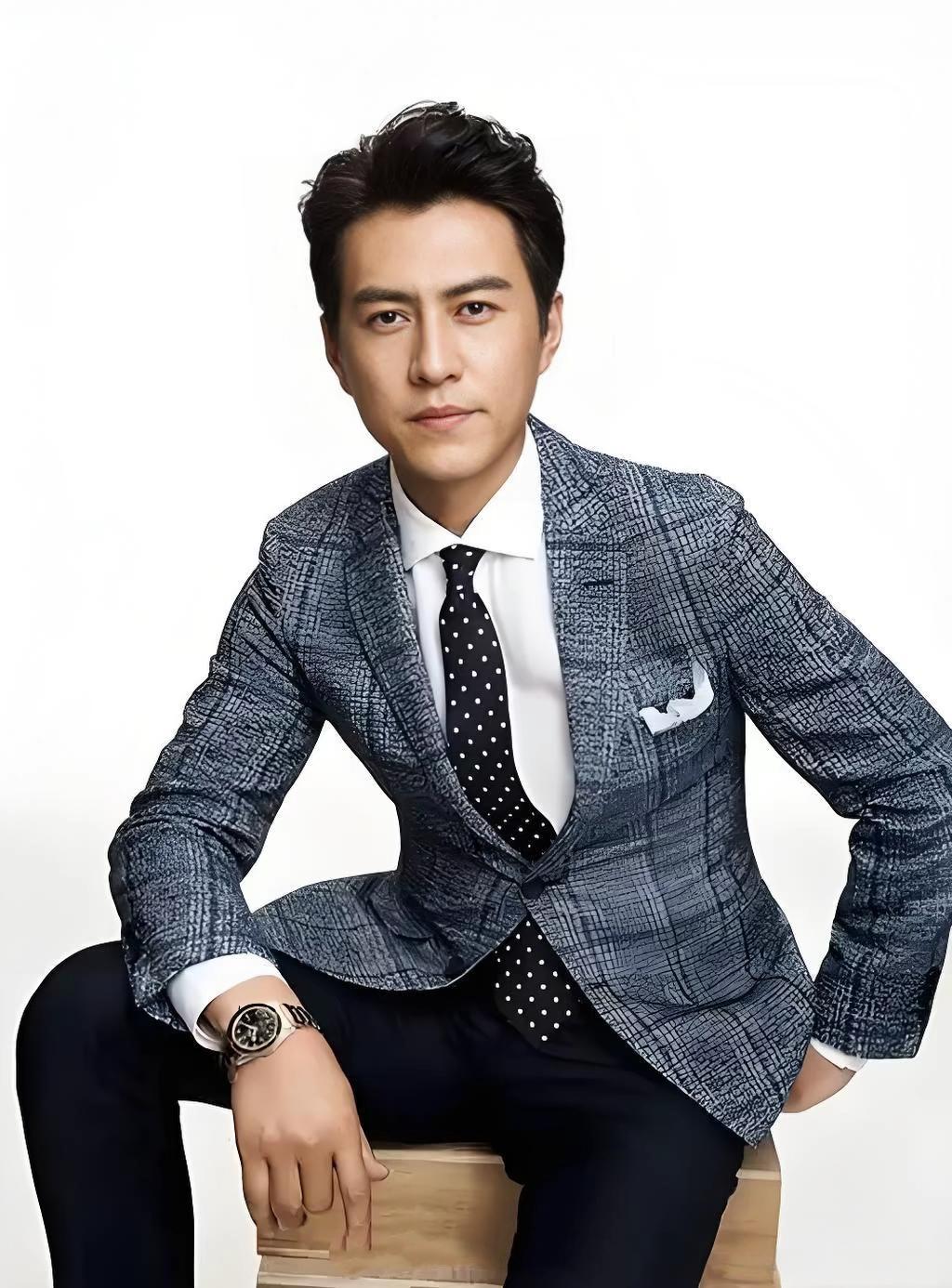 靳东为什么会选二婚妻子，老爸一句话说透了
 
为什么帅气又成功的靳东，会选择二婚