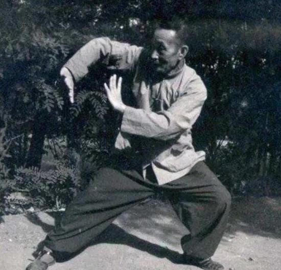 1941年，许世友听说山东有一个前清高手，叫宫宝田，出于他对武艺的热忱，于是他来