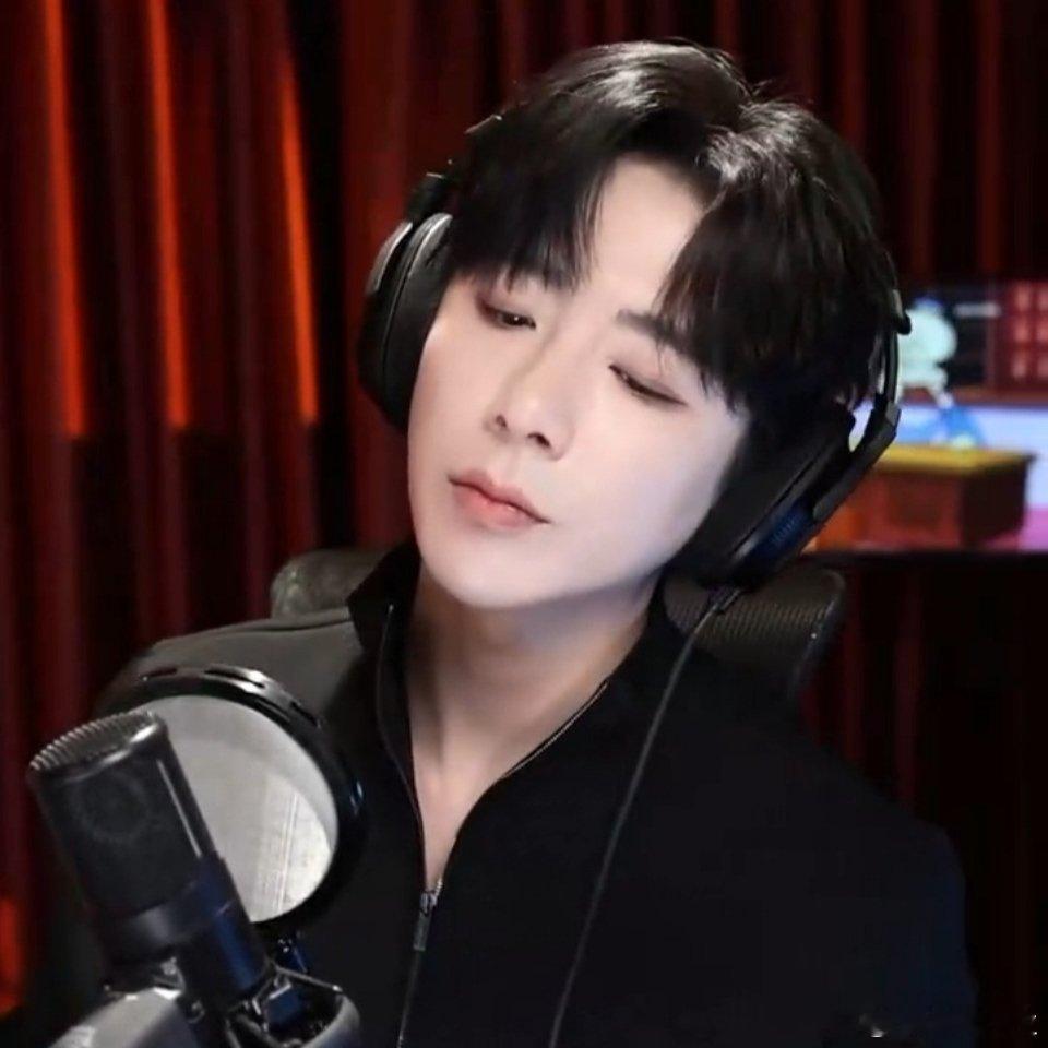 摩登兄弟 微垂眼眸的这一瞬间，真的是可塑性好强 