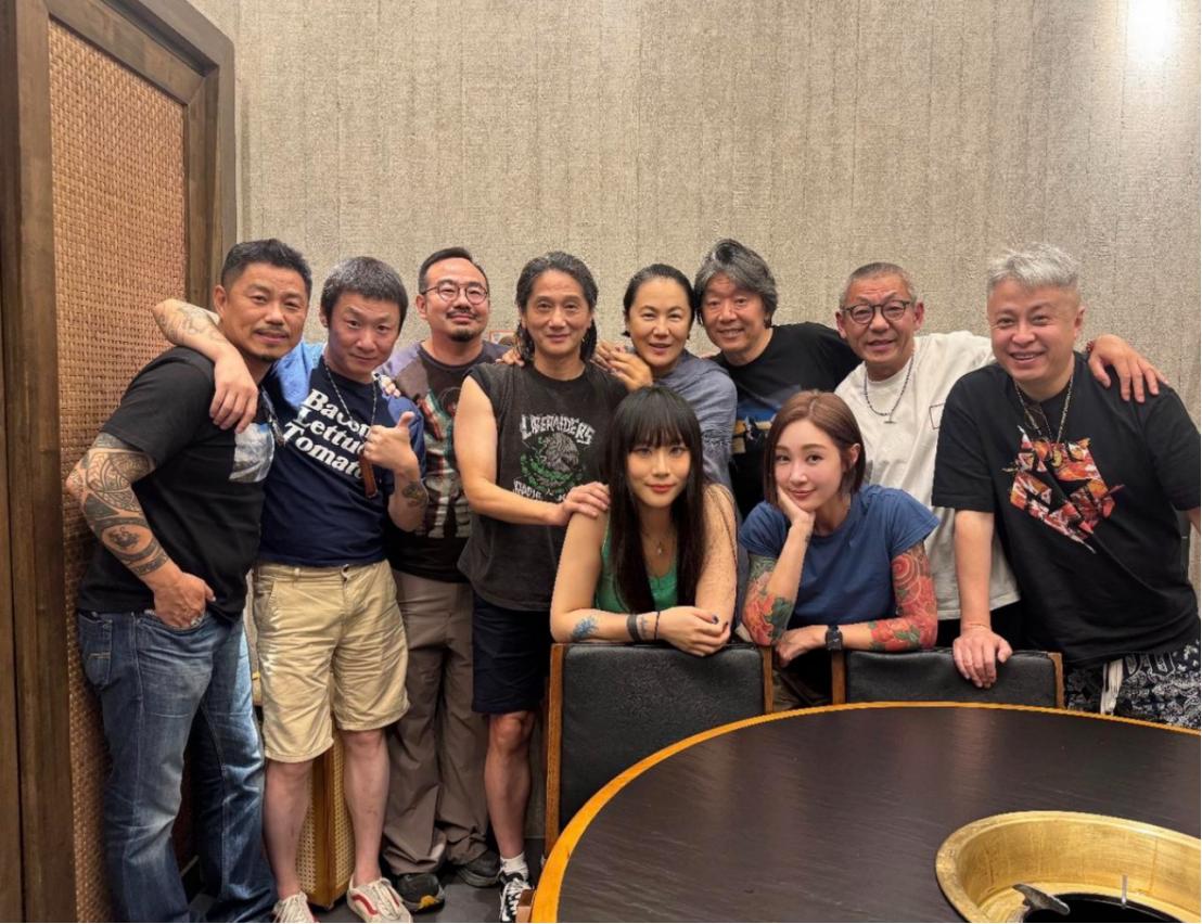 8月25日，野行音乐主理人李辉晒出一张生日聚会合照，摄影师高原坐在一群老朋友中间