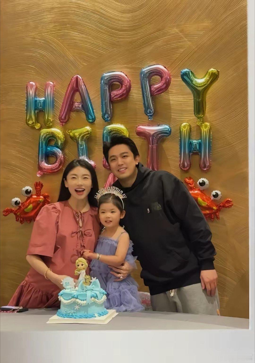 程晓玥挺孕肚为3岁女儿庆生程晓玥和富豪老公一同出镜，为三岁的女儿胖豆，庆祝生日。