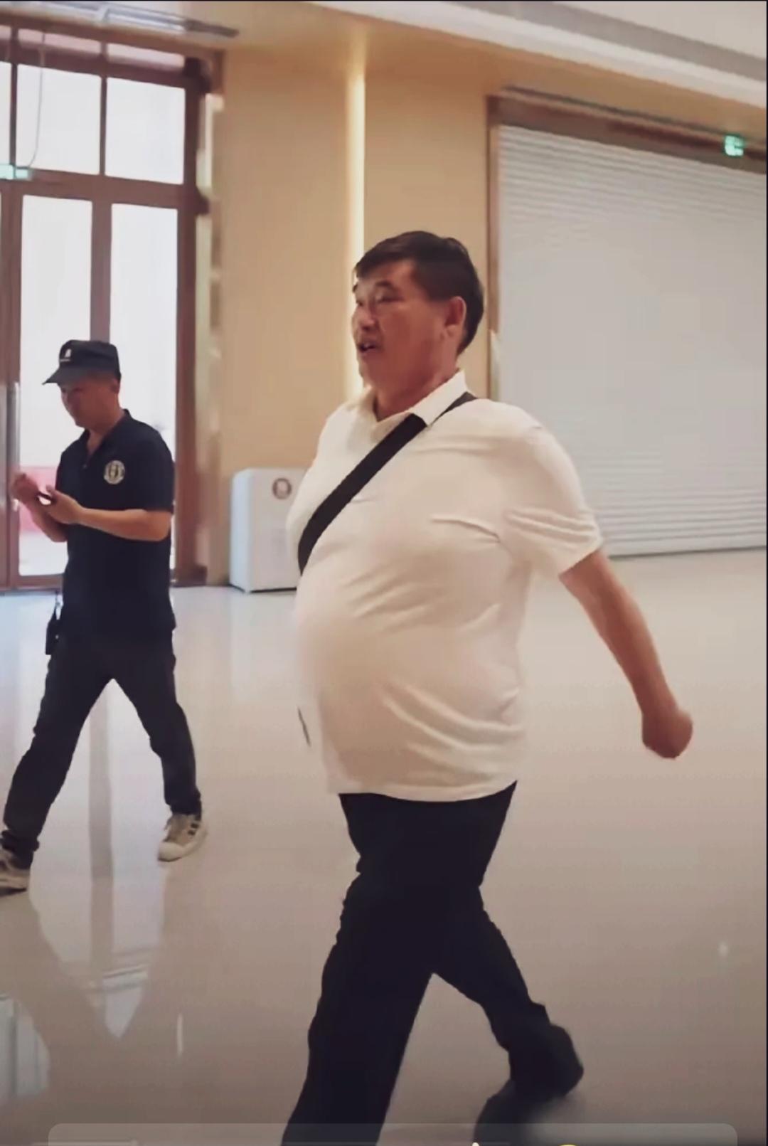 大衣哥这身材典型的苹果型身材。四肢看着挺匀称。