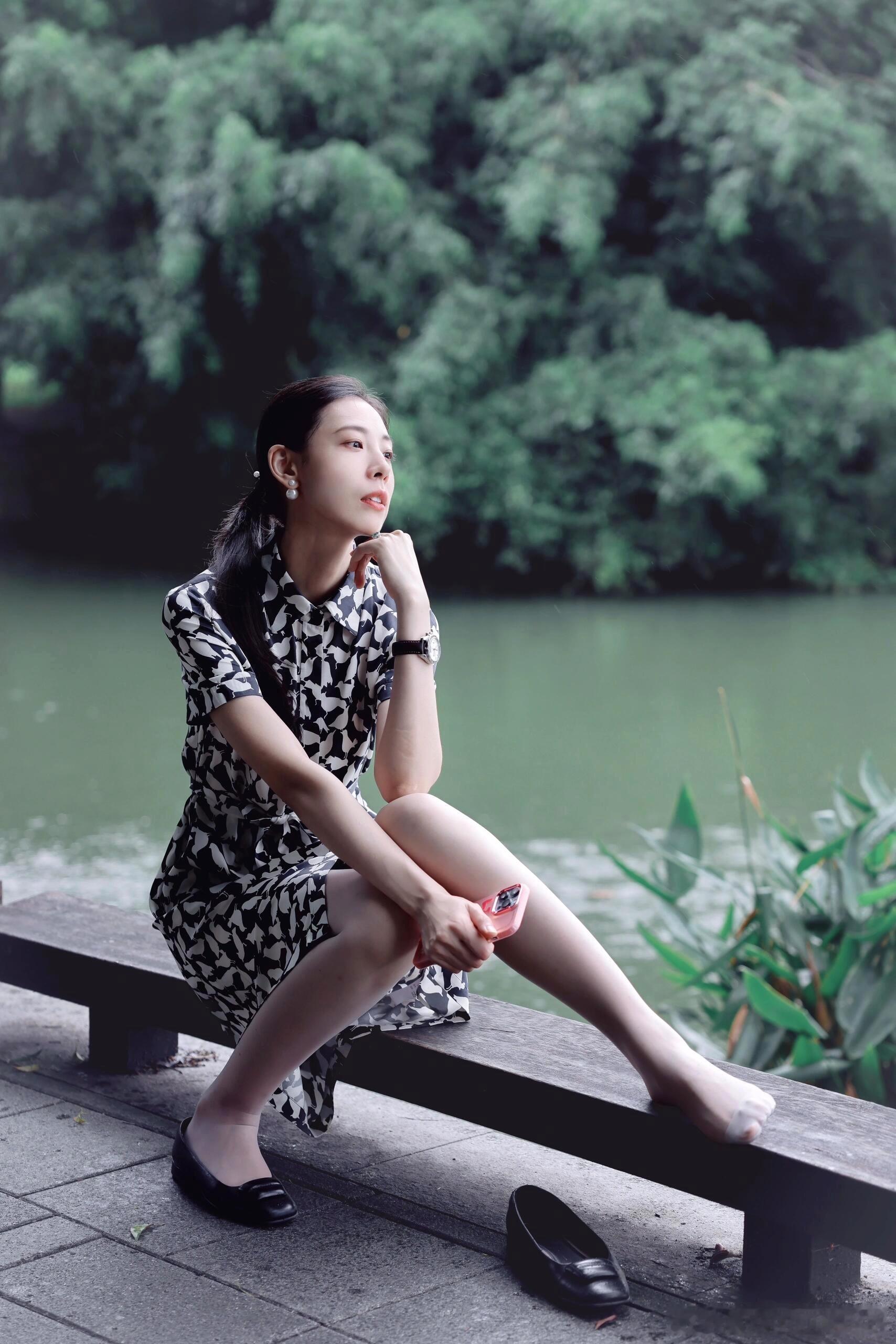 碎花裙穿丝袜，公园游玩～ ​​​