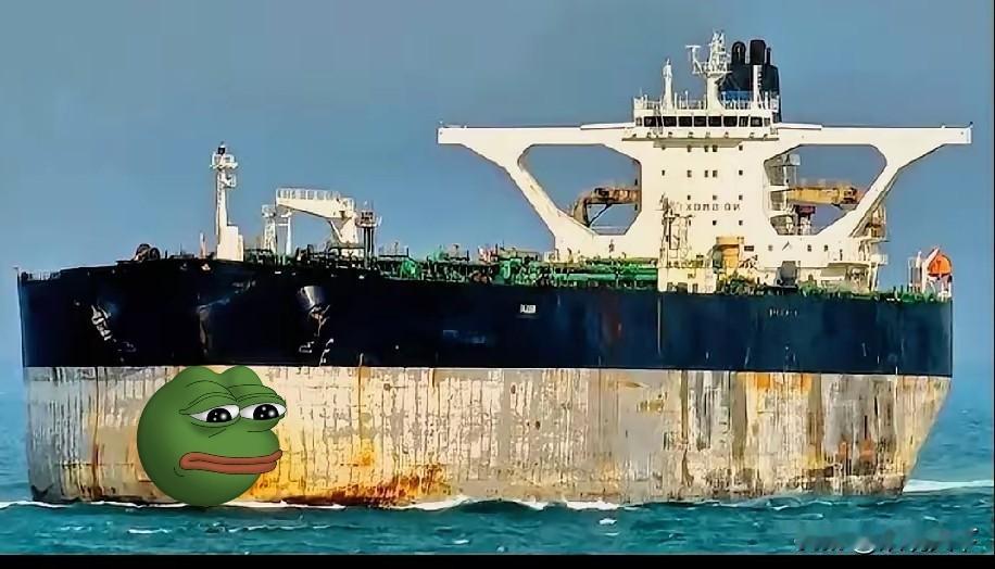 刷到个新闻，差点没笑出声。
这场跨国围猎太尴尬了。
美军追了18天的油轮，居然是