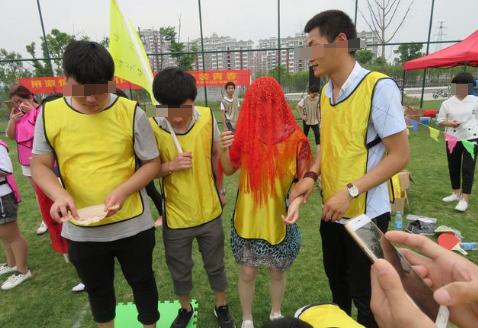 公司团建说能带家属，我同事提议让我带上老婆，但是我想了想还是算了，我老婆就是个家