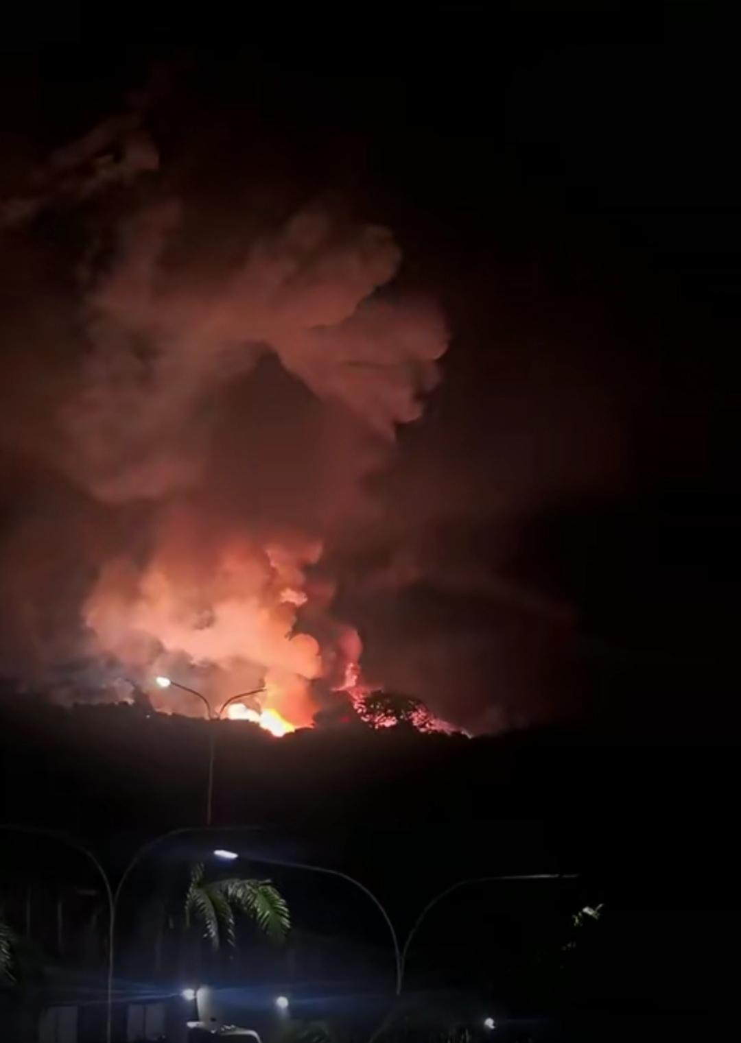 🚨突发：

美国对委内瑞拉发动空袭

据报道，美军袭击了蒂乌纳堡空军基地和弗朗