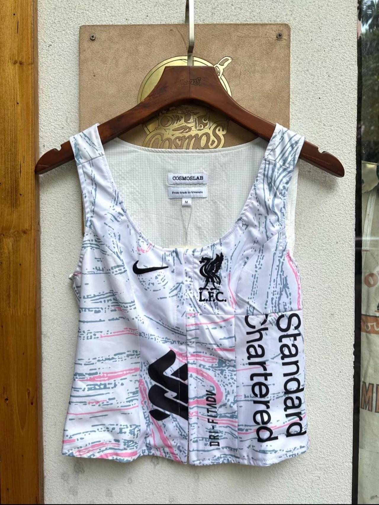 辣妹十足的搭扣球衣。remake古着球衣女孩