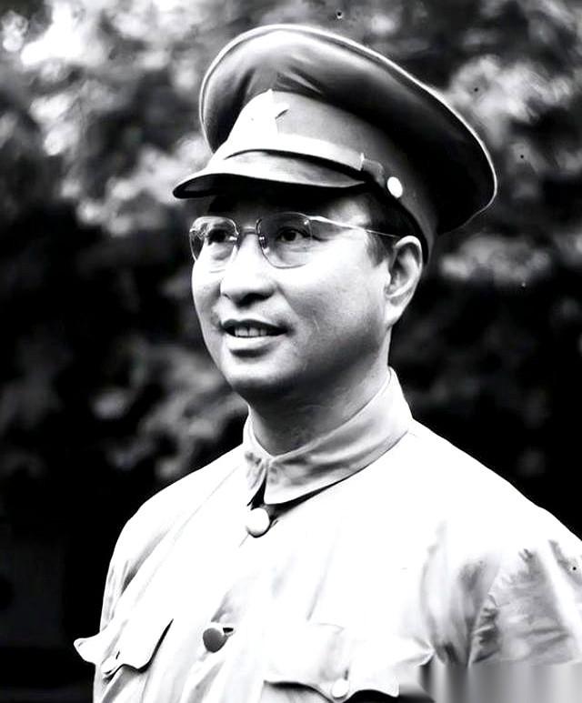 一个交警，敢直接拉开共和国大将军的车门，坐进去，命令司机：“去市公安局。”
这事