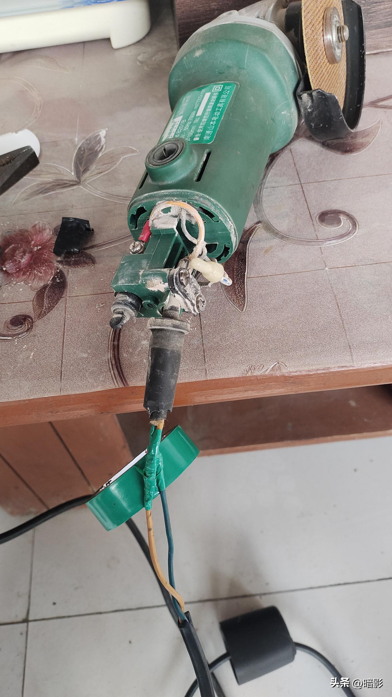 今天下午，我用电动角磨机正在给我老婆磨切菜刀，忽然，呯的一下，电线打火，竟然烧断