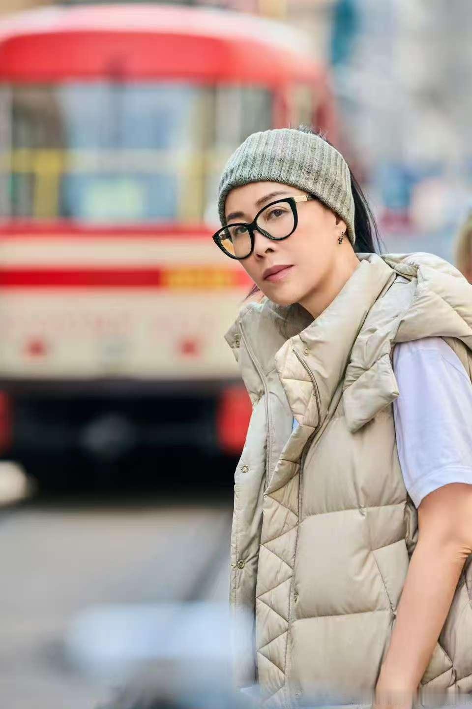 花少团眼里有光 花儿与少年7 看花少团漫步在世界各地，在热闹的集市随着欢快音乐自