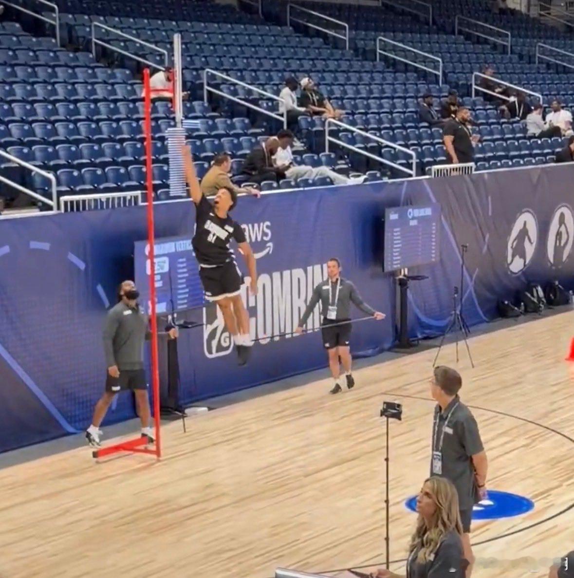 NCAA  Trimble 这跳的 跟飞起来似的 