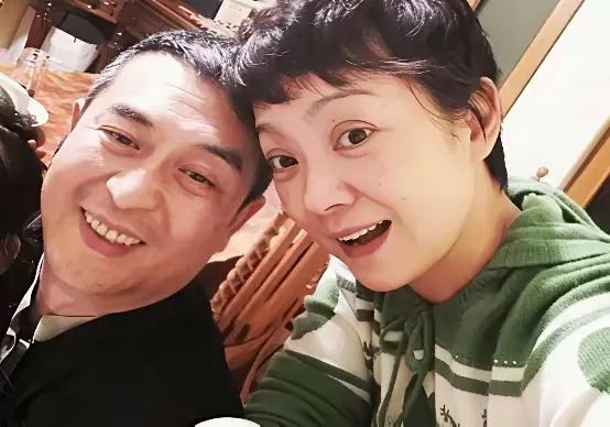 看到很多报道说他俩早就分开了
这回打脸了吧！
人家好着呢？恩爱着呢
图片里张嘉译