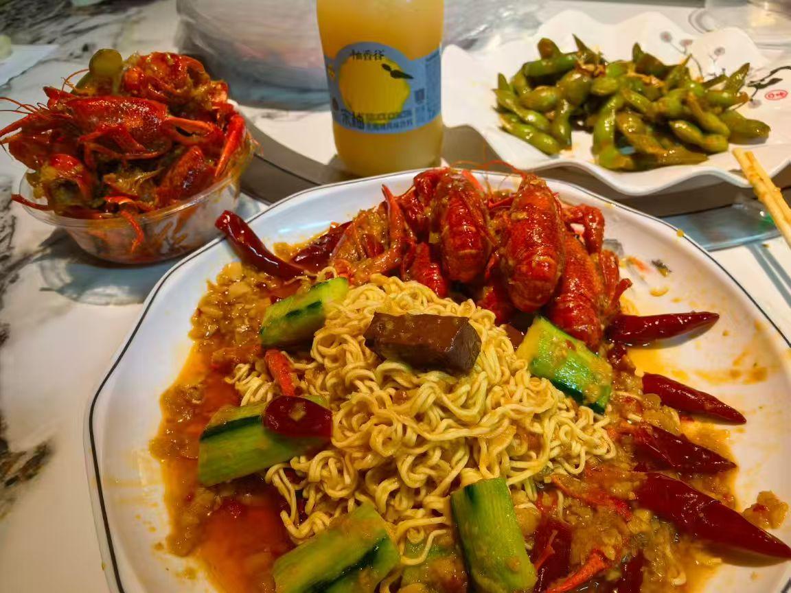 香辣小龙虾黄瓜拌面，麻辣鲜香，美味佳肴！🔥🍜