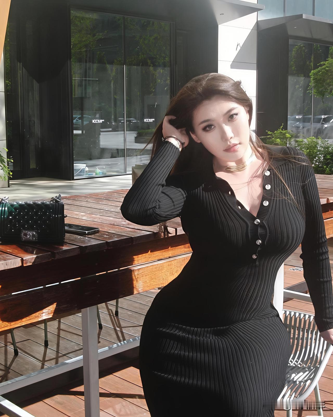 户外随拍大美女[祈祷]
阳光把今天的松弛感，都晒成了可以触碰的温度。