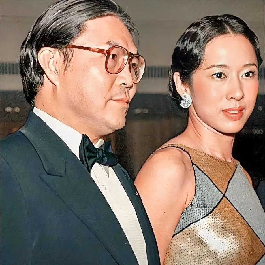 离婚19年还能每周回前夫家吃饭？
朱玲玲这波操作，堪称豪门人情世故的“天花板级战