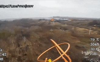 🔻日前俄军发布了一段在库尔斯克地区使用光纤 FPV 无人机对乌克兰车辆和人员进