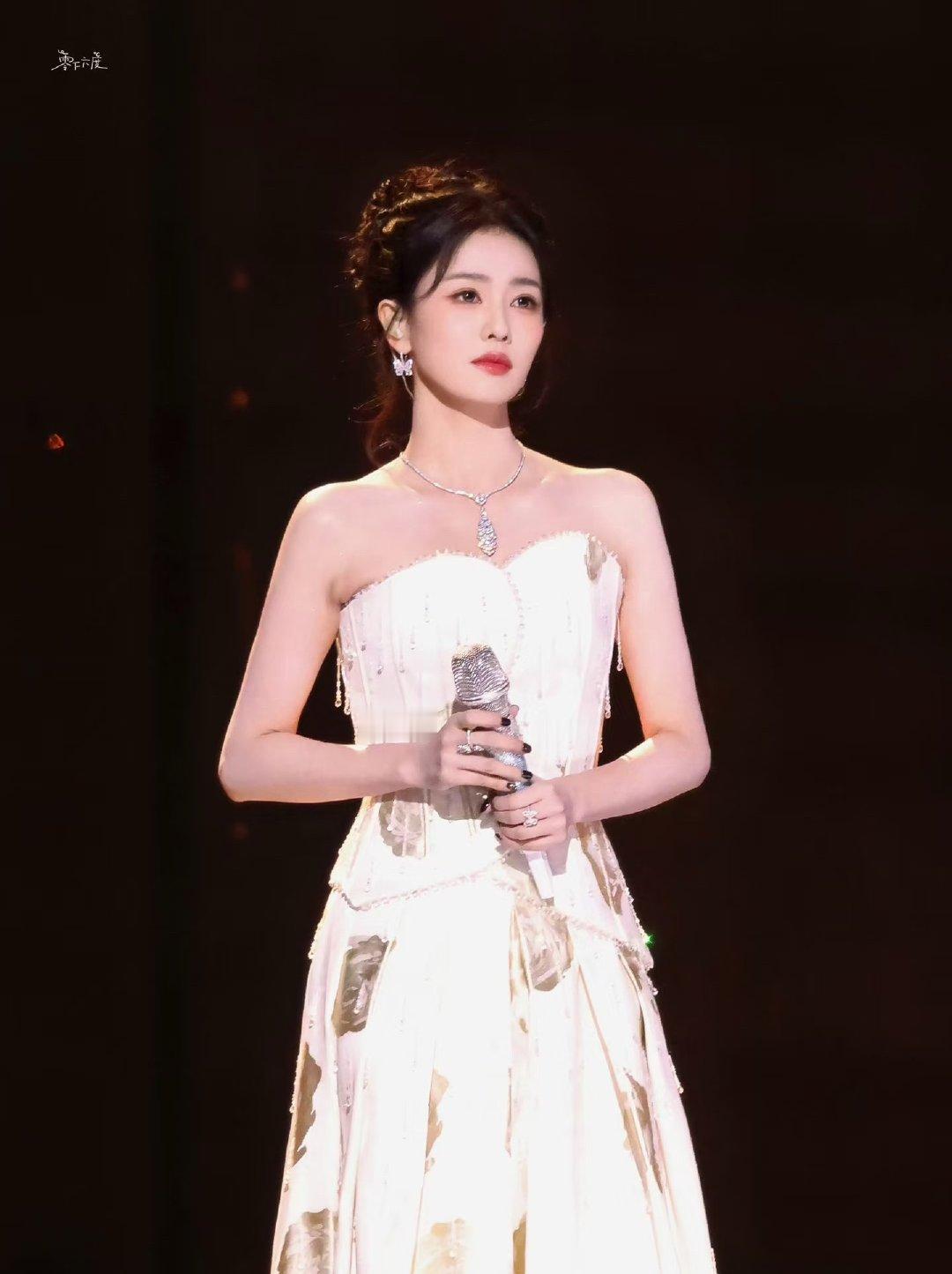 白鹿谷爱凌穿了同款礼服，一个活力满满一个温婉动人！ 