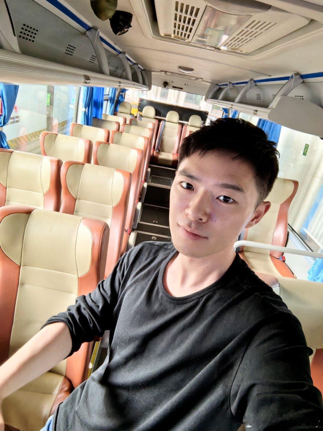 今天的接送车是一辆60人座大巴，整辆车只有我一个乘客，这尊贵感比迈巴赫接送还得劲