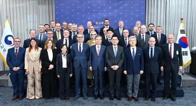 北约正陷入史上最严重的混乱，分裂或不可避免，在群龙无首之下，30只乌鸦齐飞日本东