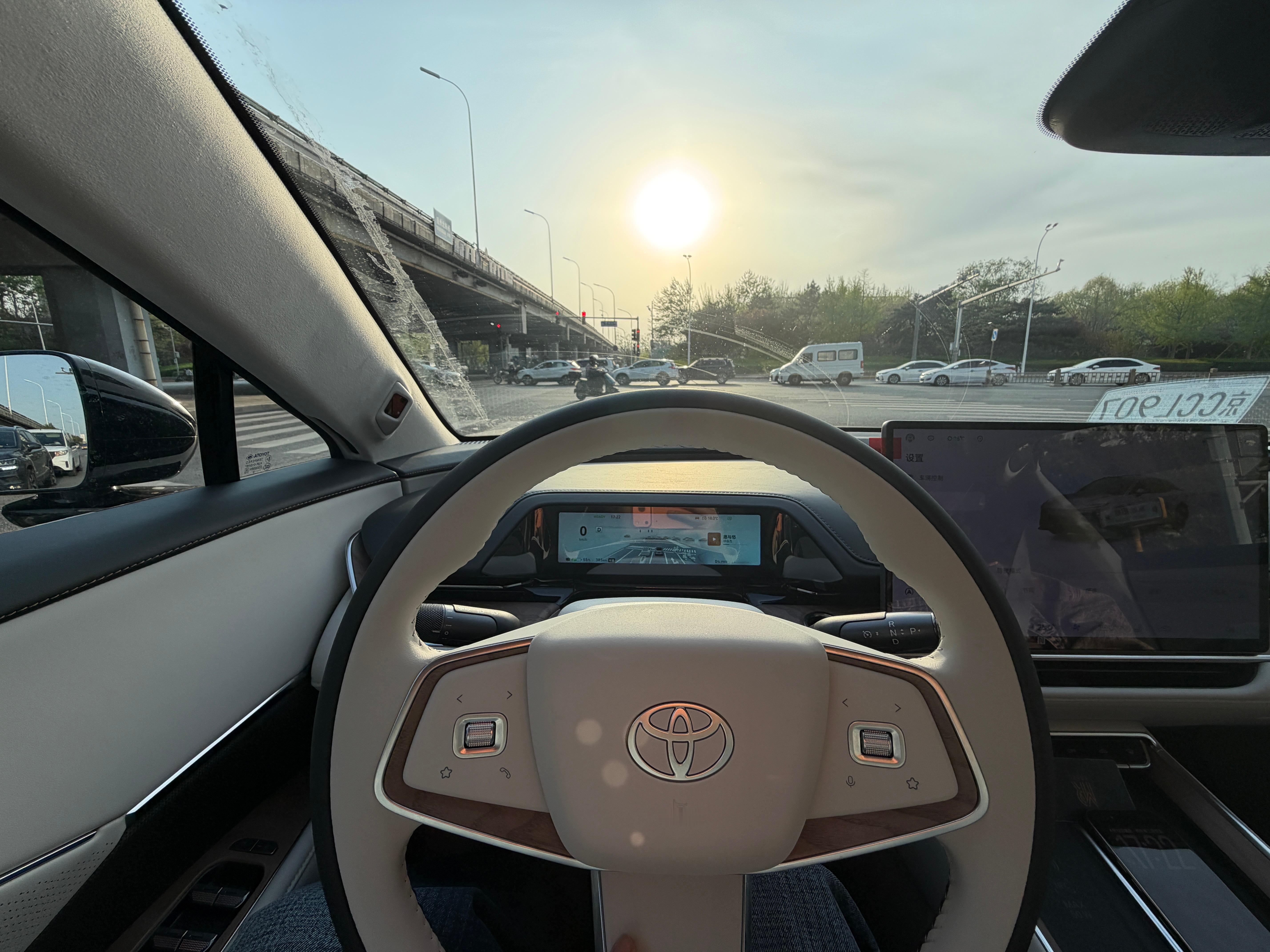 开车去剪个头。北京外面最近全是柳絮毛毛，太令人心烦了……