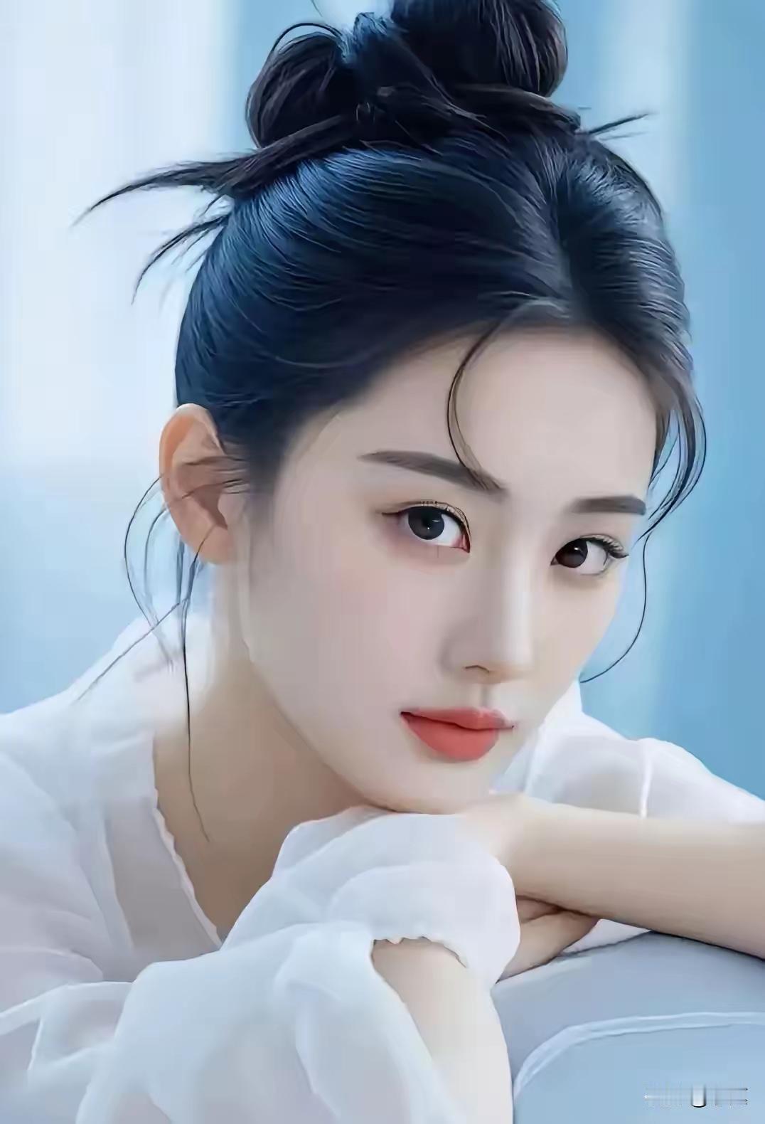 温柔古风美人，黑发高髻，红唇微启，白衣飘飘，宛如画中仙子。