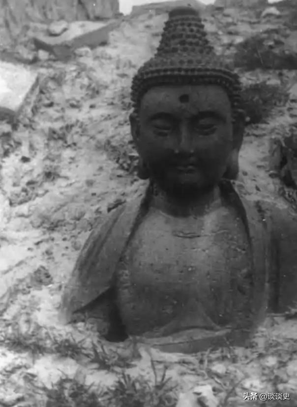 1938年，五台山的僧人打破佛门规矩，砸毁寺中供奉多年的青铜大佛，几千斤佛像被大