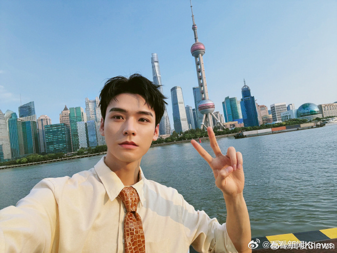 【#这是和东方明珠自拍的龚俊##龚俊超绝松弛感地标打卡照#】9月14日，发文：拍
